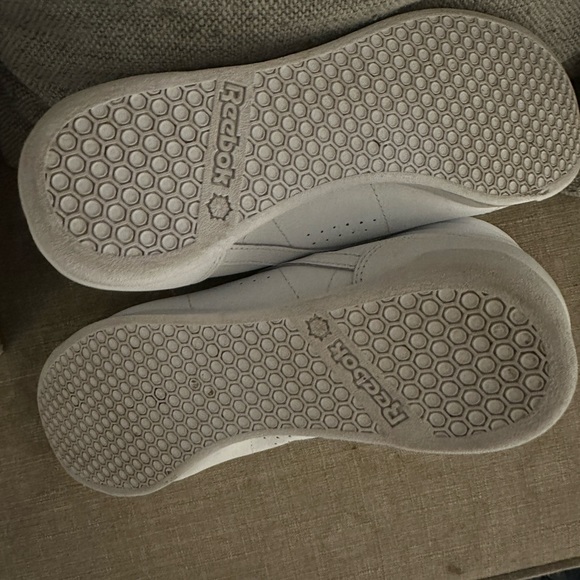 Selling Reebok tennis shoes I bought for myself but we’re not the right size - Picture 6 of 7